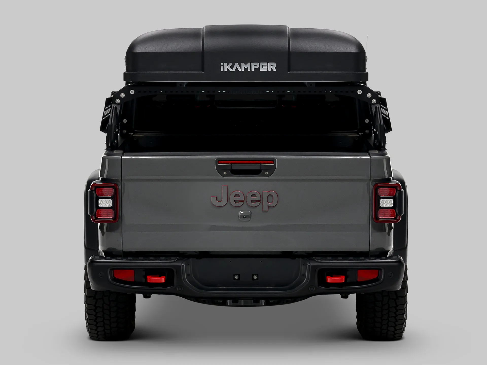 Skycamp 4.0 Duo lukket på en pickup, sett bakfra