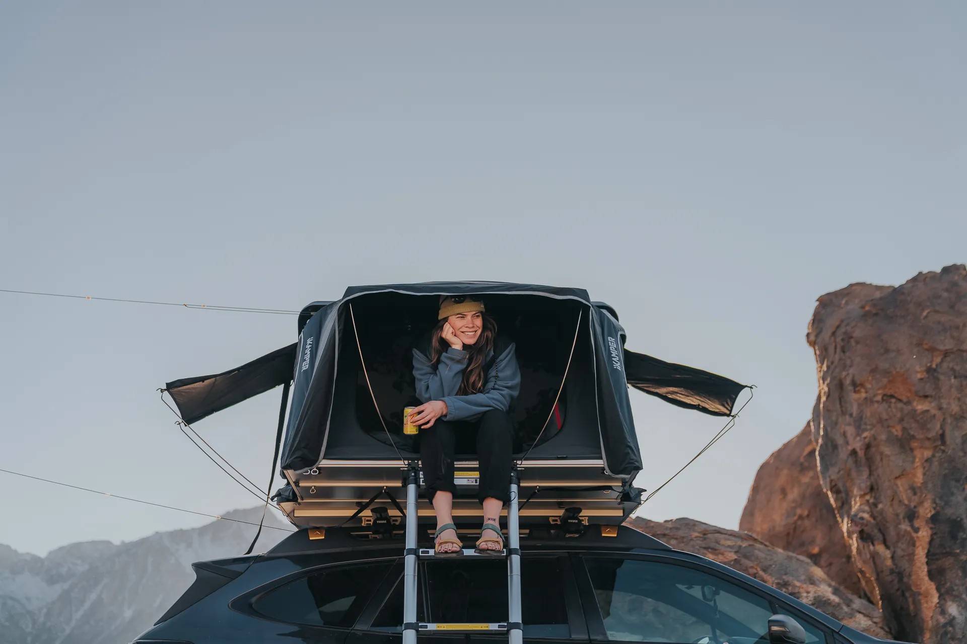 Person sitter i åpningen på et Skycamp 4.0 taktelt