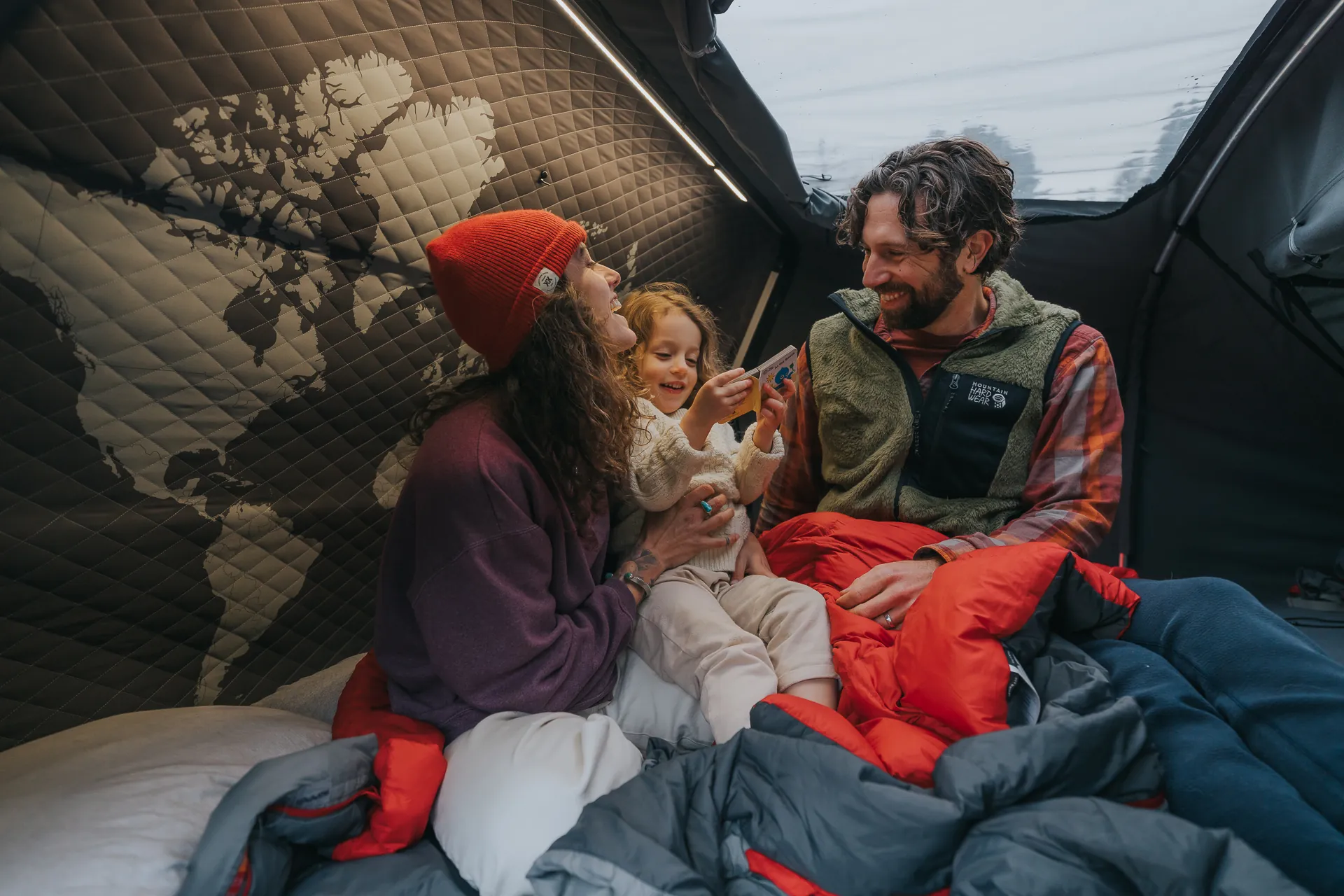 Familie inne i Skycamp 4.0 med soveposer
