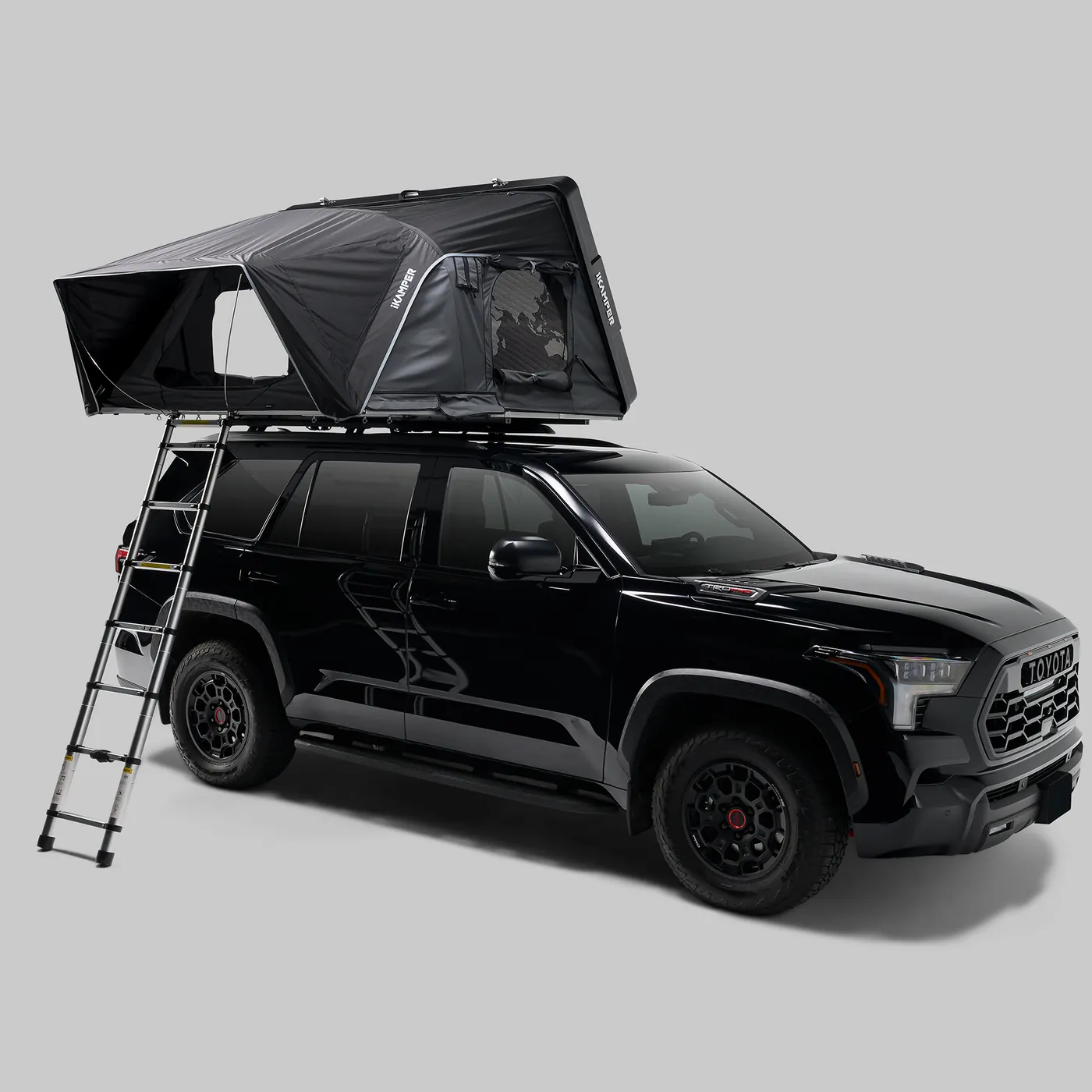Skycamp 4.0 Quad åpent taktelt på svart SUV, skrått forfra