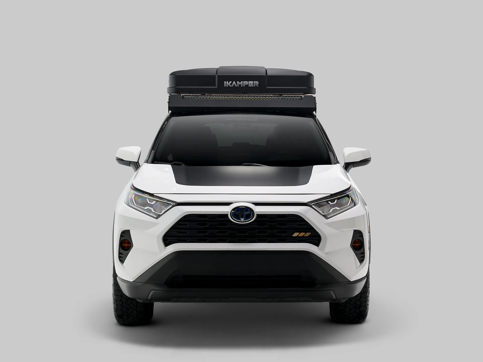 Skycamp 4.0 Trio lukket på taket av en SUV, sett forfra