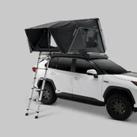 Skycamp 4.0 Trio åpent taktelt på hvit SUV, skrått forfra