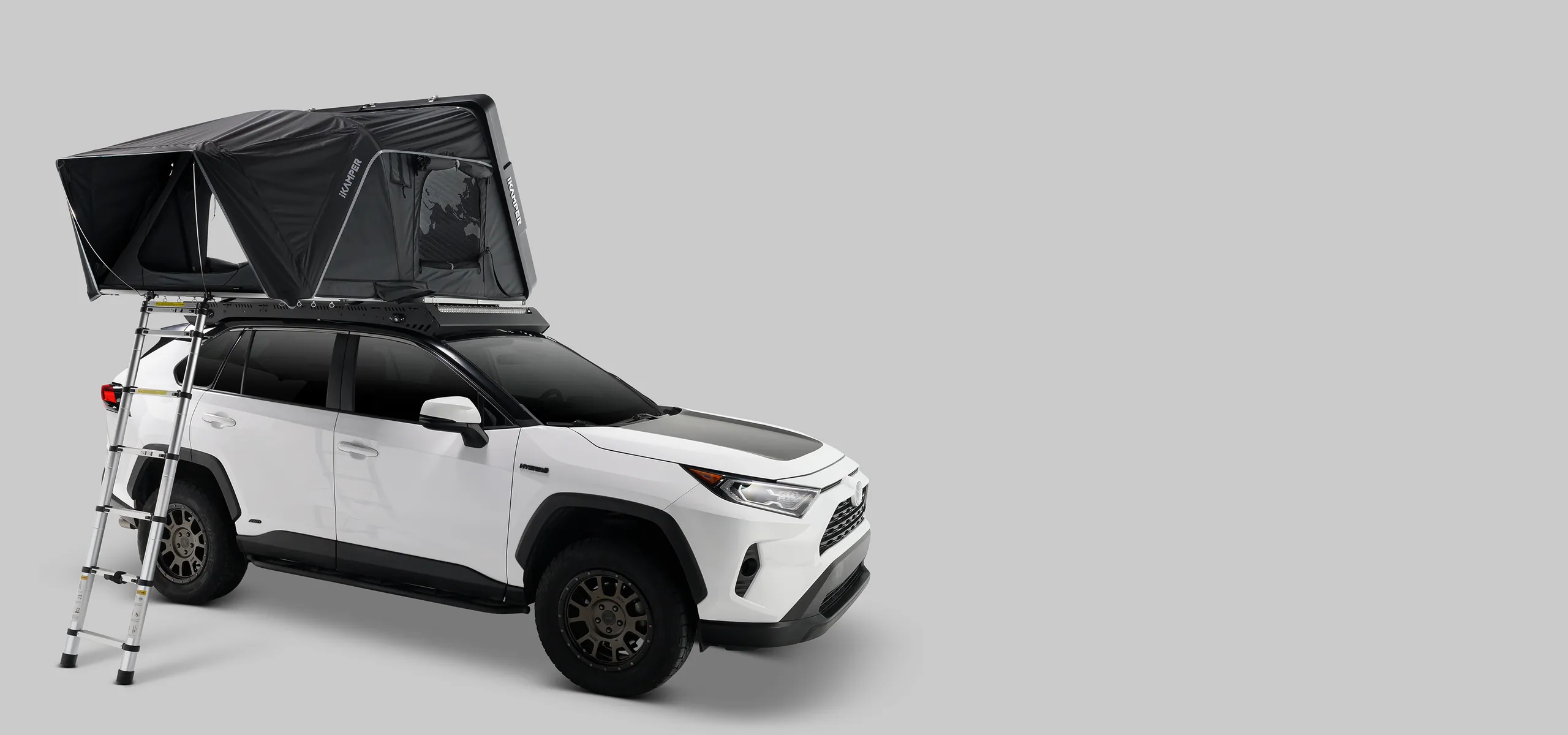 Skycamp 4.0 Trio åpent taktelt på hvit SUV